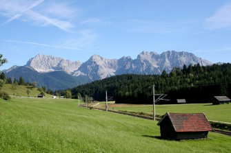 Wolf macht den Bergsteiger