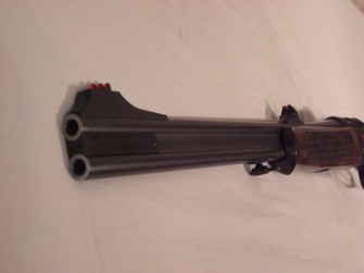 Gewehr liegt auf der Straße