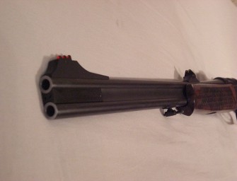 Gewehr liegt auf der Straße