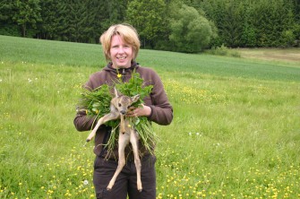 Mensch und Technik retten Rehkitze vor dem Mähtod