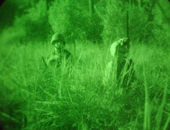 Wölfe verfolgen Soldaten