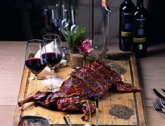 Ganzer Frischling im Schinkenmantel