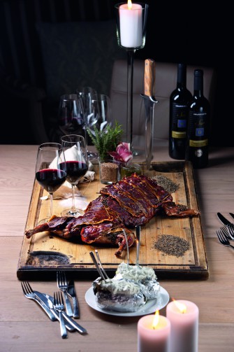 Ganzer Frischling im Schinkenmantel