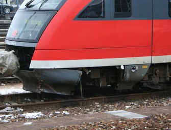 Hirsch prallt mit Regionalexpress zusammen