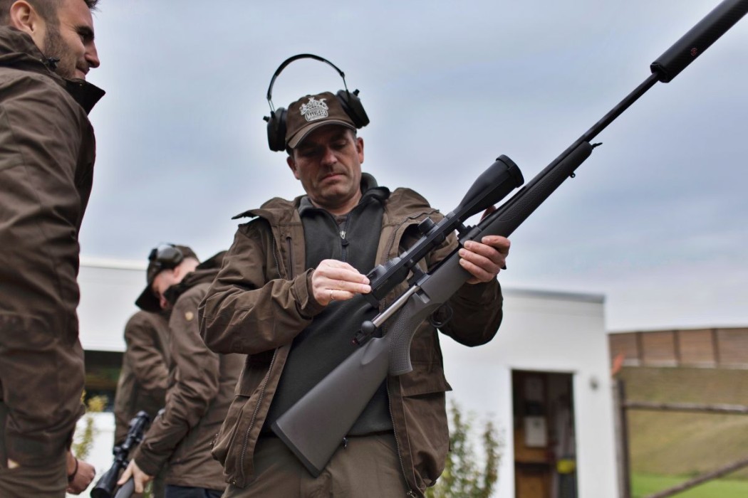 Waffe mit Schalldämpfer (Symbolbild) ©Hardt