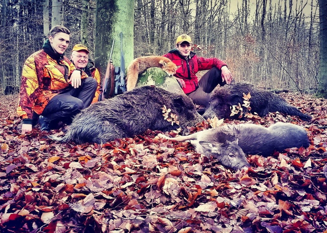 Die Wilddiebe mit väterlicher Unterstützung nach erfolgreicher Drückjagd ©Wilddiebe