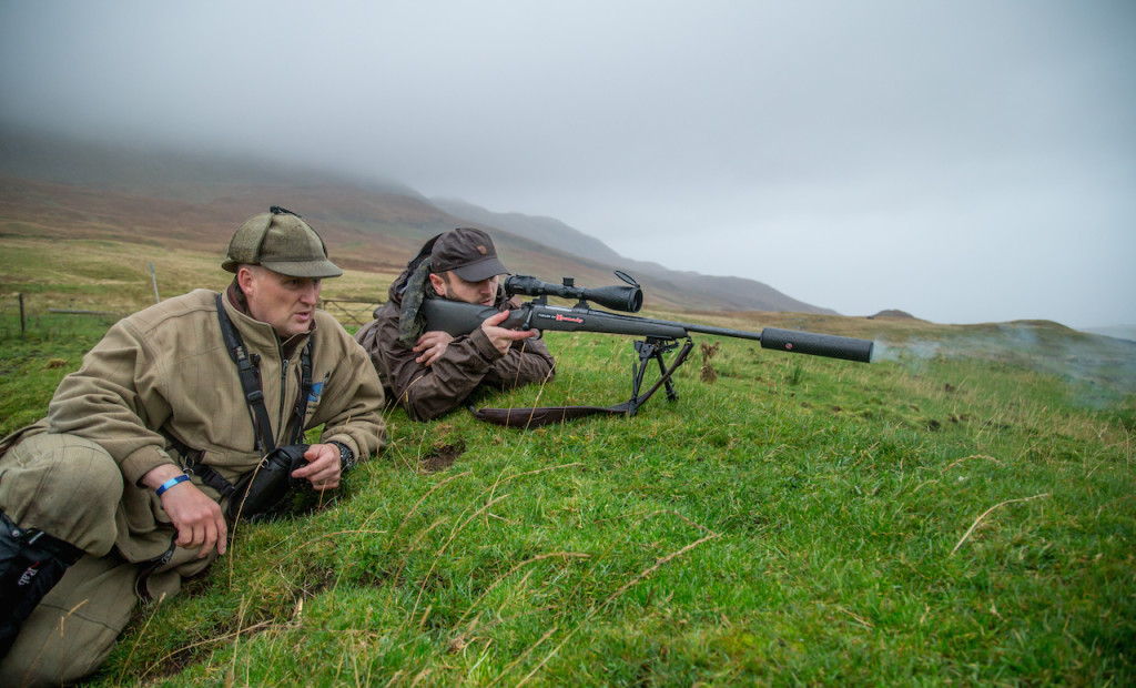 Die Mauser M12 im Einsatz - unter dem prüfenden Blick des Headstalkers Niall Rowantree ©Hamza Yassin