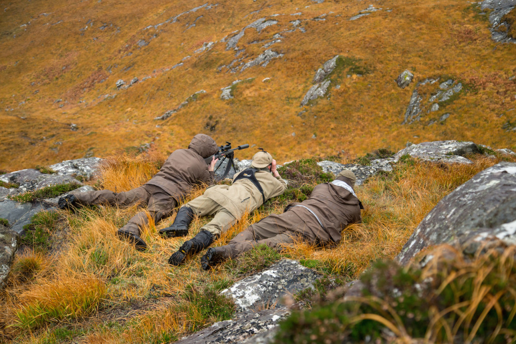 Minutenlanges Ausharren um zu Schuss zu kommen - hier muss die Hose auf dem nassen Highlandmoos ihre Qualität beweisen. ©Hamza Yassin