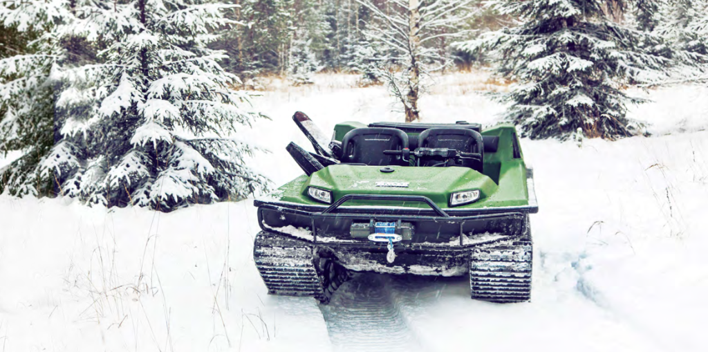 Auch im Schnee und Matsch macht der Tinger eine gute Figur, das ist seinem geringen Bodendruck zuzurechnen. Dieser verteilt sich besonders bei dem Raupenmodell über eine verhältnismäßig große Fläche und bietet so deutlich mehr Halt als ein vergleichbarer Geländewagen bieten könnte.