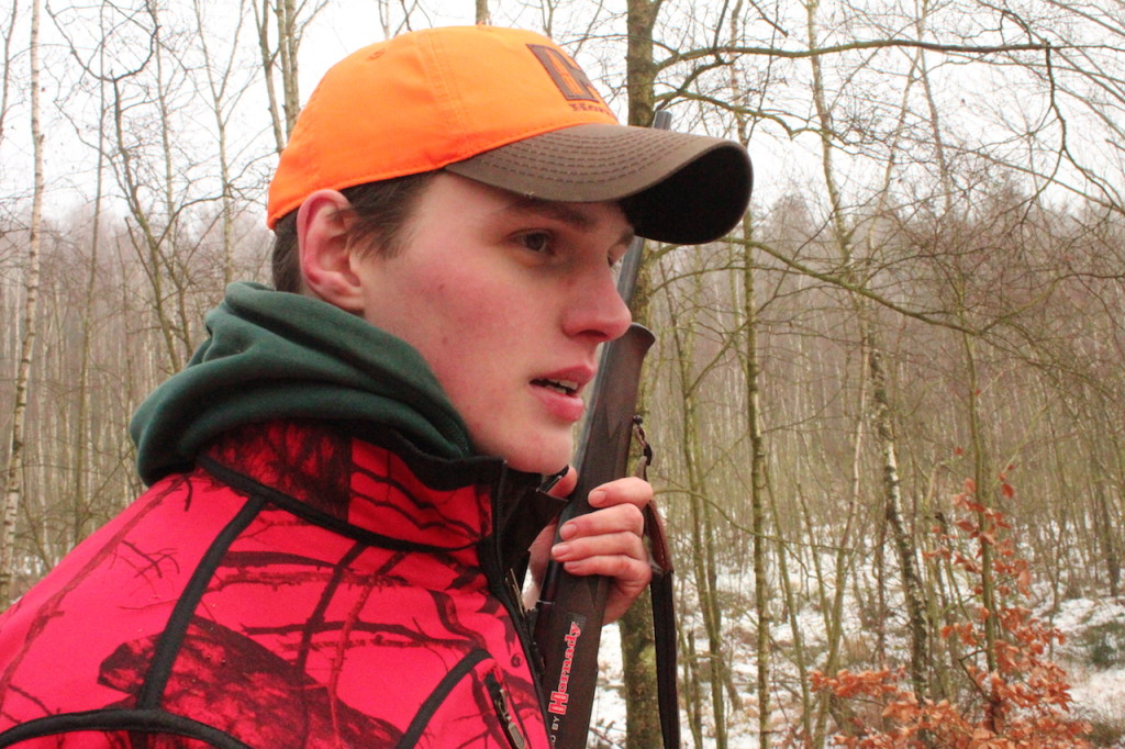 Gespannt wartet Paul bei der letzten Drückjagd der Saison auf anwechselndes Wild ©Wilddiebe