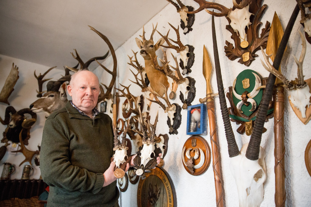 Rudi Knaack vor seiner Trophäen- wand: ein Abbild seiner jahrzehnte- langen von Erfahrung und Verstand geprägten Hegebemühungen. @ Pauline von Hardenberg pvh-160330-KNAACK-3657Pauline von Hardenberg Rehwild Rehbock Bock Böcke Rudi Knaack