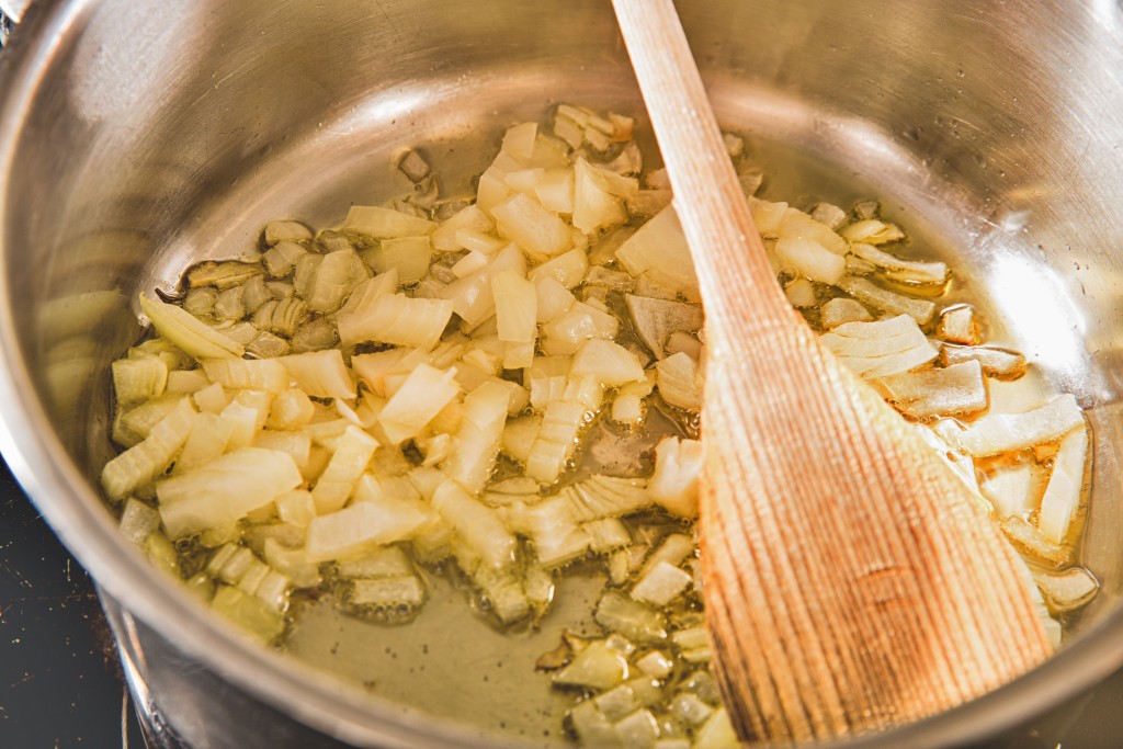 Zwiebeln: die gehackten sind für den Ketchup, die Ringe werden frittiert. ©Pauline von Hardenberg