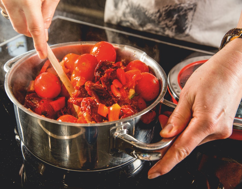 Umdrehen: Bevor der Ketchup passiert wird, muss er lange einkochen. ©Pauline von Hardenberg