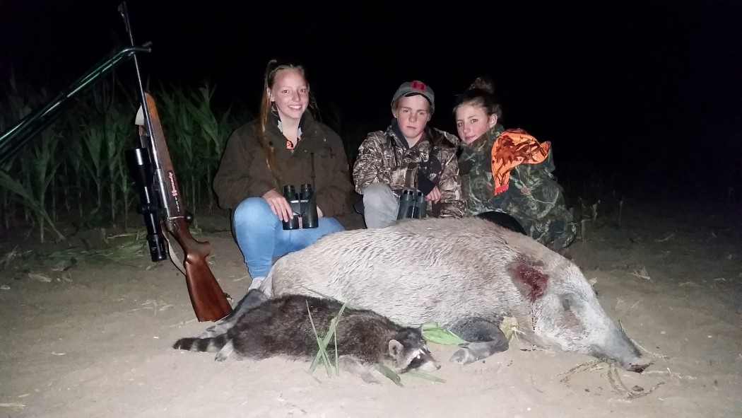 Meine Cousinen und mein Cousin hatten eine menge Spaß auf dem Ansitz. Das Waidmannsheil war die Krönung des Abends jaegermagazin jagd wilddiebe sauen schwarzwild wildacker reilmann