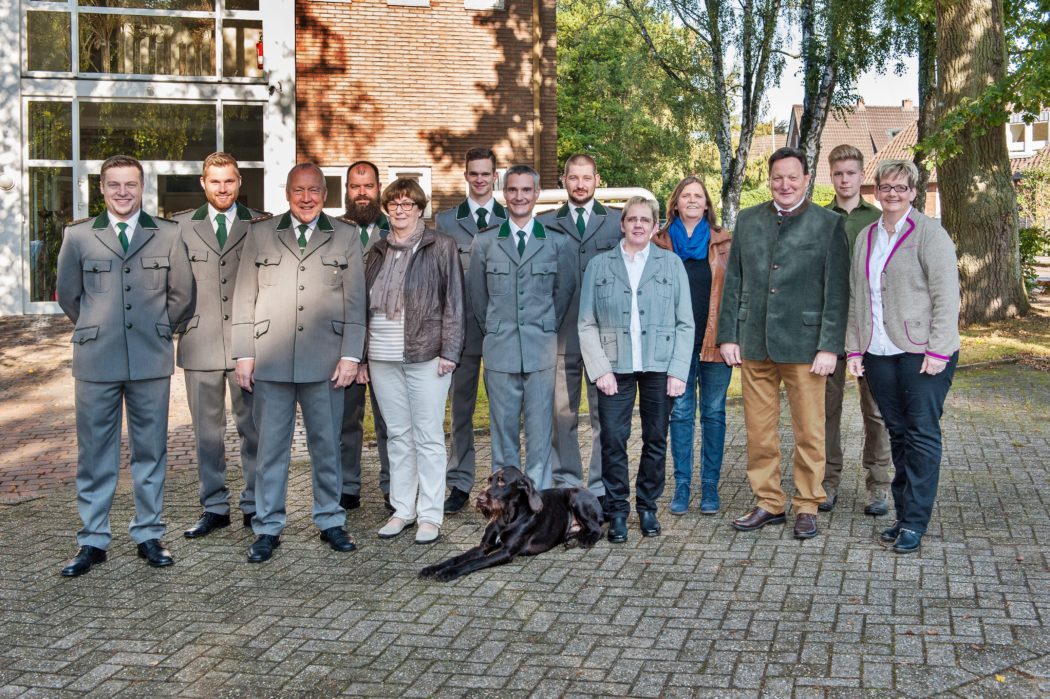 Wildmeister Hillebrand (3. v. l.) und seine Ehefrau, umgeben von den anderen Teammitgliedern. Jagdschule Emsland