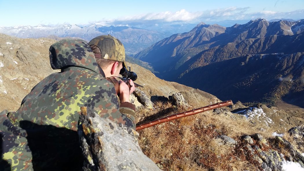 Gerold macht sich fertig zum Schuss Jagd jagen jäger jaegermagazin Gamsjagd Wilddiebe