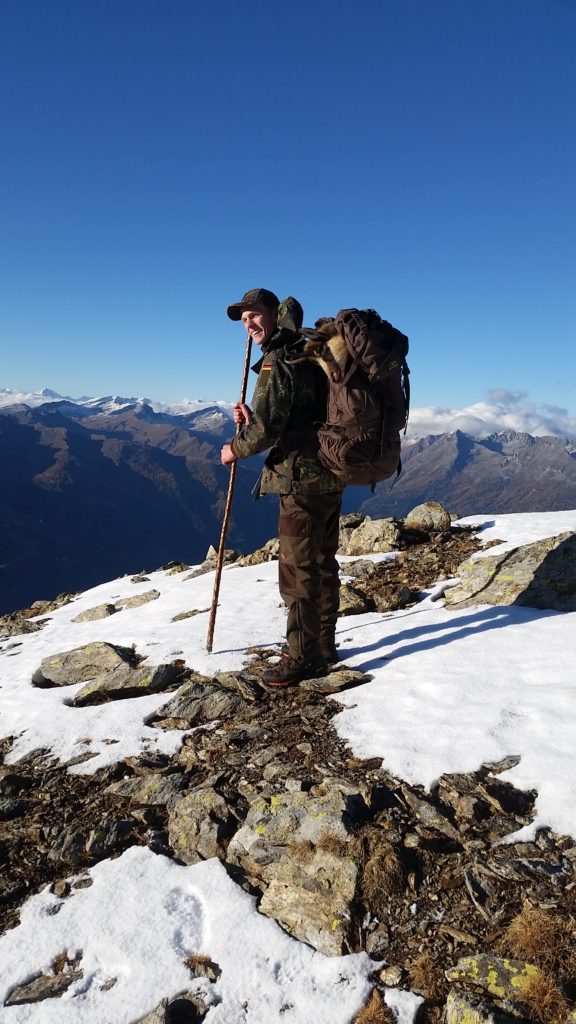 Glücklicher kann ein Erleger kaum sein! Jagd jagen jäger jaegermagazin Gamsjagd Wilddiebe