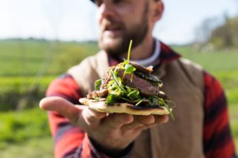 BBQ Brothers – Rehfilet vom Grill mit Wildkräutersalat