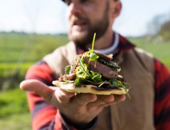 BBQ Brothers – Rehfilet vom Grill mit Wildkräutersalat