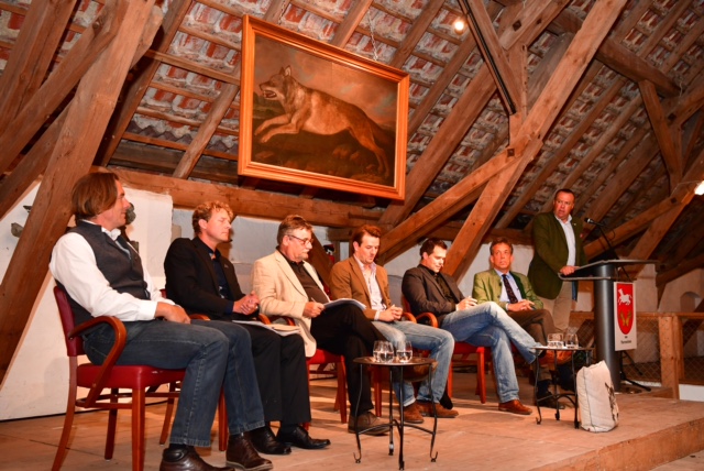 Das Podium bei der Begrüßung durch Graf Günther von der Schulenburg.