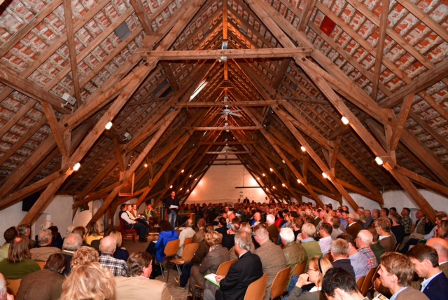 Der mit 350 Zuhörern voll besetzte Schafstall Bisdorf.