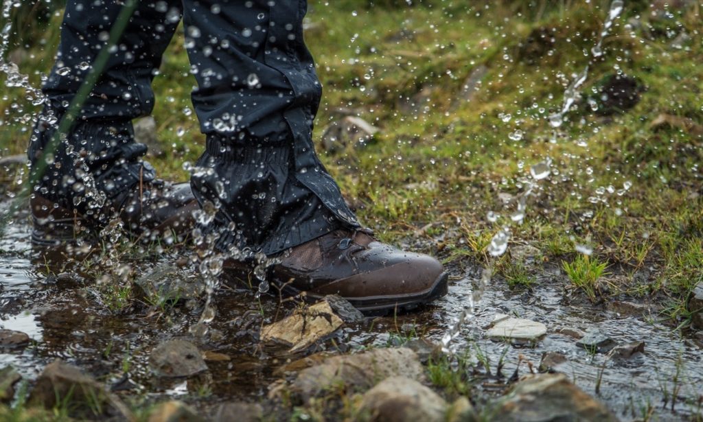 Wasser trifft Stiefel und Hose.