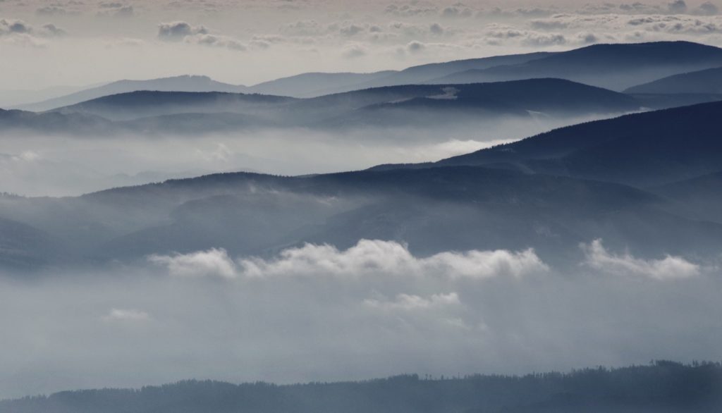 Berggipfel über den Wolken.