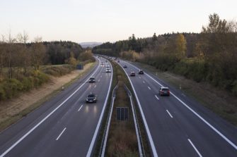 Autobahnen zerschneiden Lebensräume – Jäger schlagen Alarm!