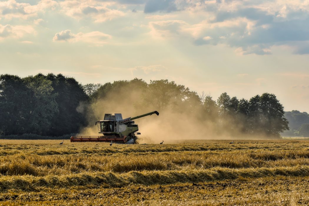 combine-harvester-gd1b19ff17_1920
