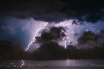 Sommergewitter auf dem Ansitz – was ist zu tun?
