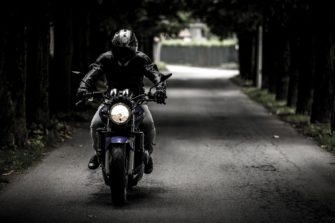 Wildunfall: Motorradfahrer verletzt sich schwer!