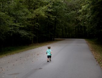 Vermisster Junge (2) gefunden: Jäger sichtet das Kind auf seiner Wildkamera!
