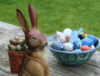 Osternest? Waschbär zieht Nachwuchs in Osterhasen-Figur auf