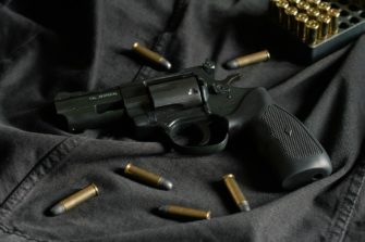 Waffen liegen offen herum: Jäger klagt gegen Beschlagnahmung