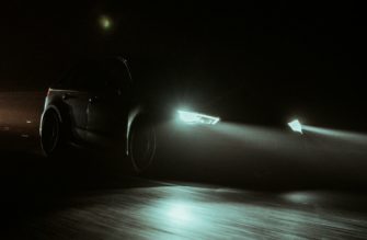 Wildunfall mit tödlichen Folgen: Auto geht in Flammen auf