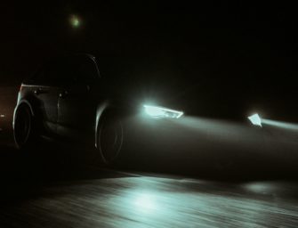 Wildunfall mit tödlichen Folgen: Auto geht in Flammen auf