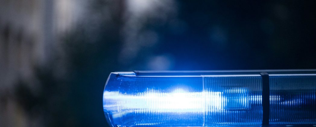 Waffen gefunden: Frau ruft wegen Lebensgefährte die Polizei