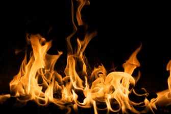 Waldbrand durch Hochsitz? Feuerwehr verhindert Schlimmeres