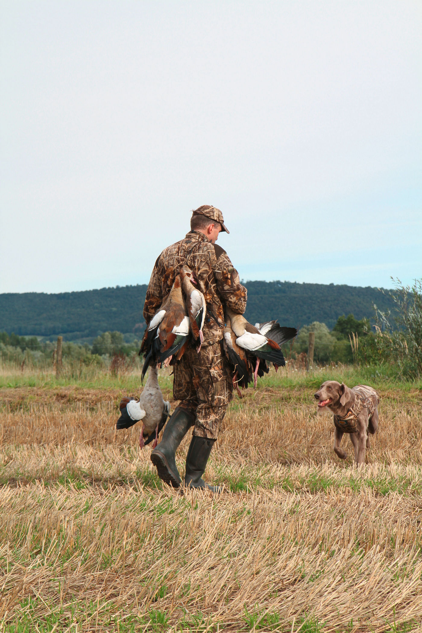 Jagdzeit: Jäger mit erlegter Nilgans