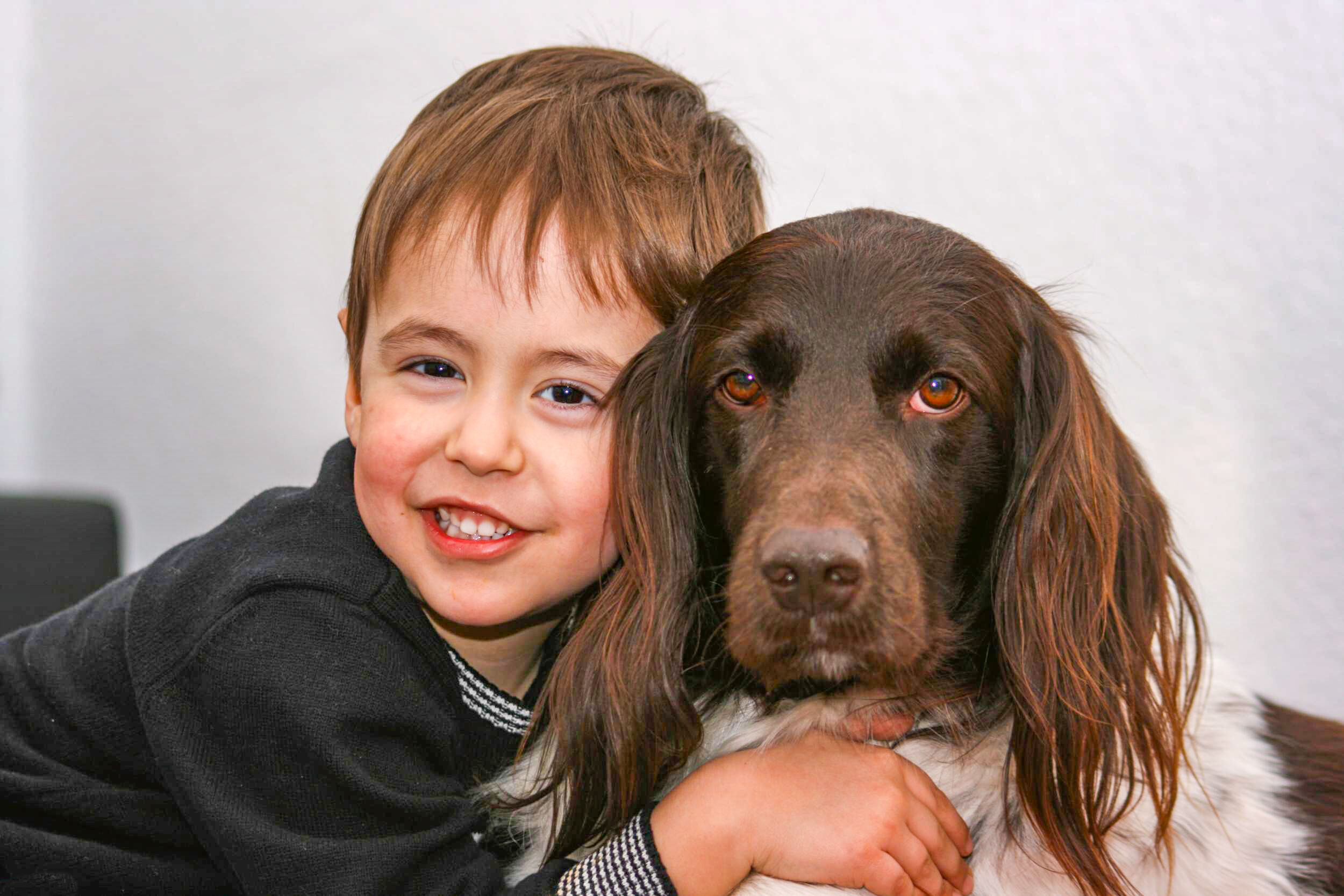 Kind mit Jagdhund