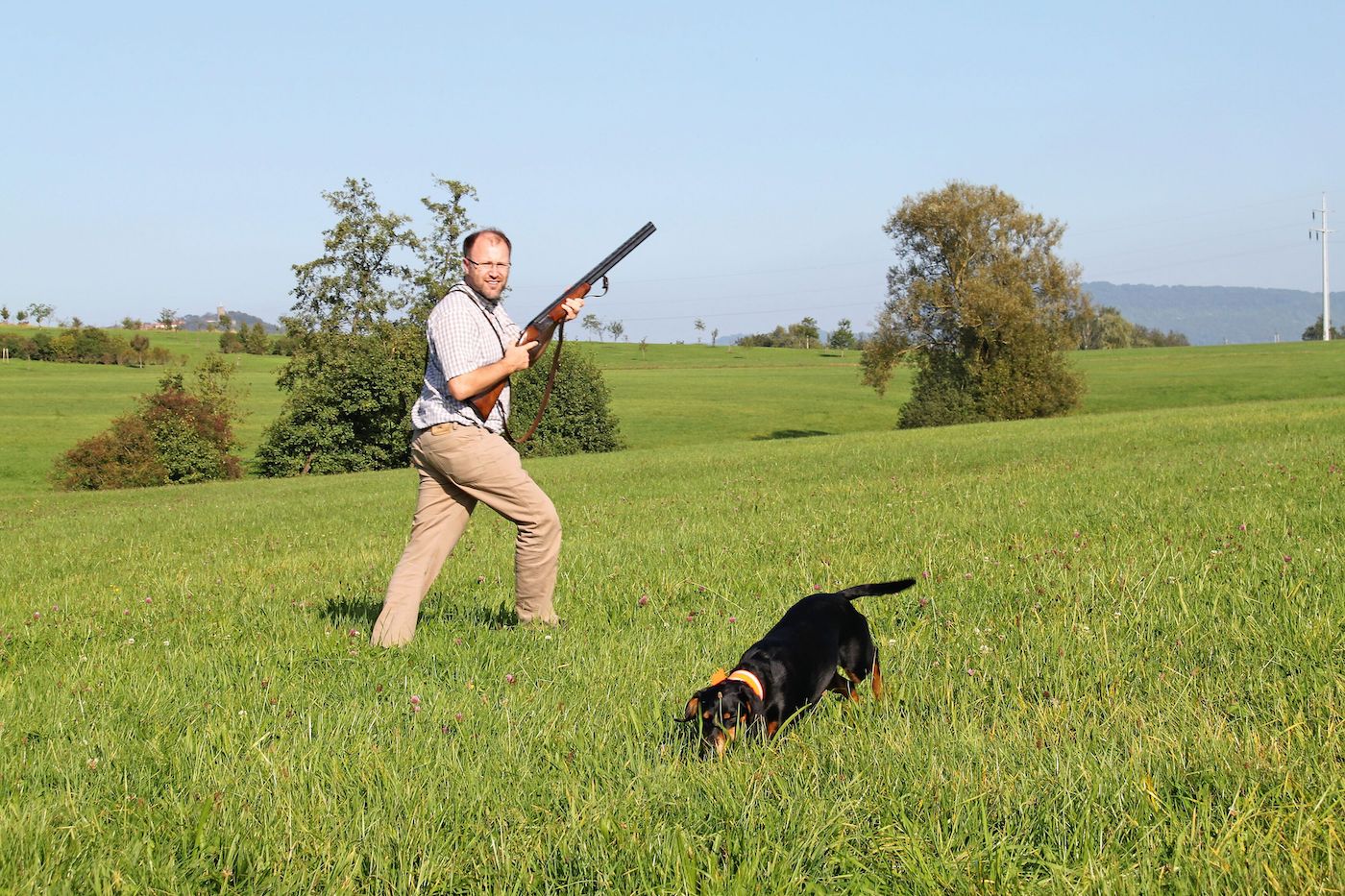 Jäger mit Waffe und Hund